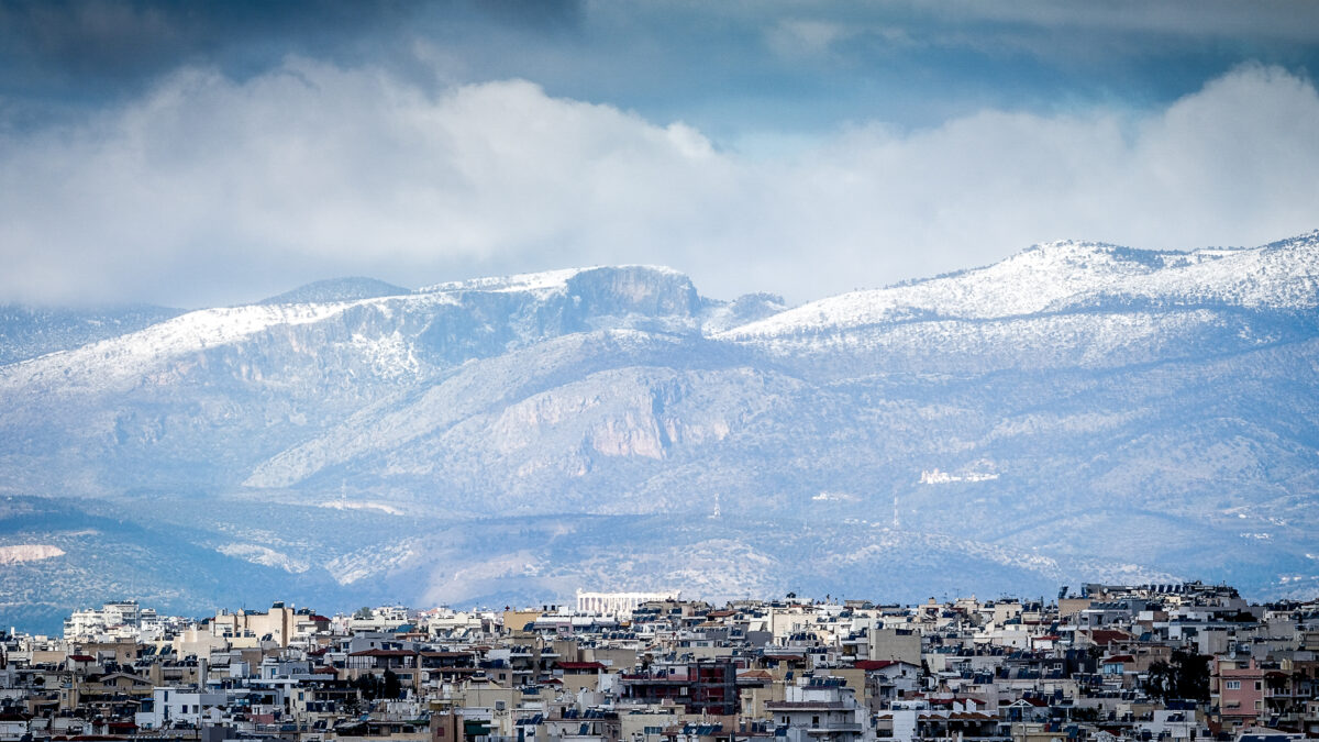 Καιρός: Σε χιονισμένο φόντο η Ακρόπολη, «άσπρισε» η Καστανιά Κορινθίας – Η επόμενη φάση της κακοκαιρίας