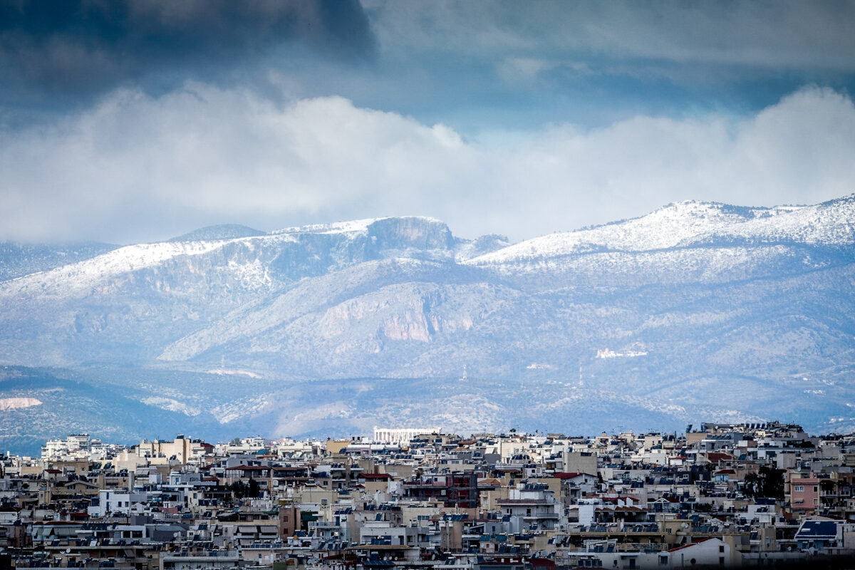 Καιρός: Σε χιονισμένο φόντο η Ακρόπολη, «άσπρισε» η Καστανιά Κορινθίας – Η επόμενη φάση της κακοκαιρίας