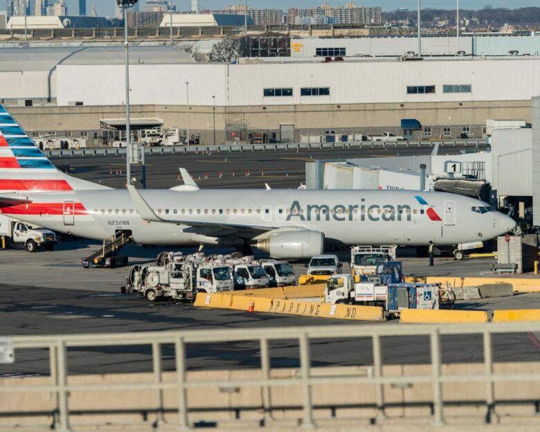 Η American Airlines διέκοψε όλες τις πτήσεις της λόγω «τεχνικού προβλήματος»: Ταλαιπωρία για εκατομύρρια επιβάτες