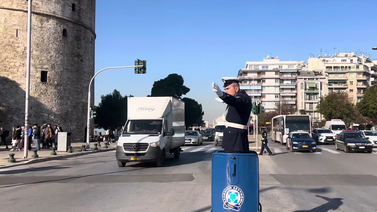 Συγκίνηση στη Θεσσαλονίκη: Ο τροχονόμος στο βαρέλι επέστρεψε στον Λευκό Πύργο την παραμονή της Πρωτοχρονιάς