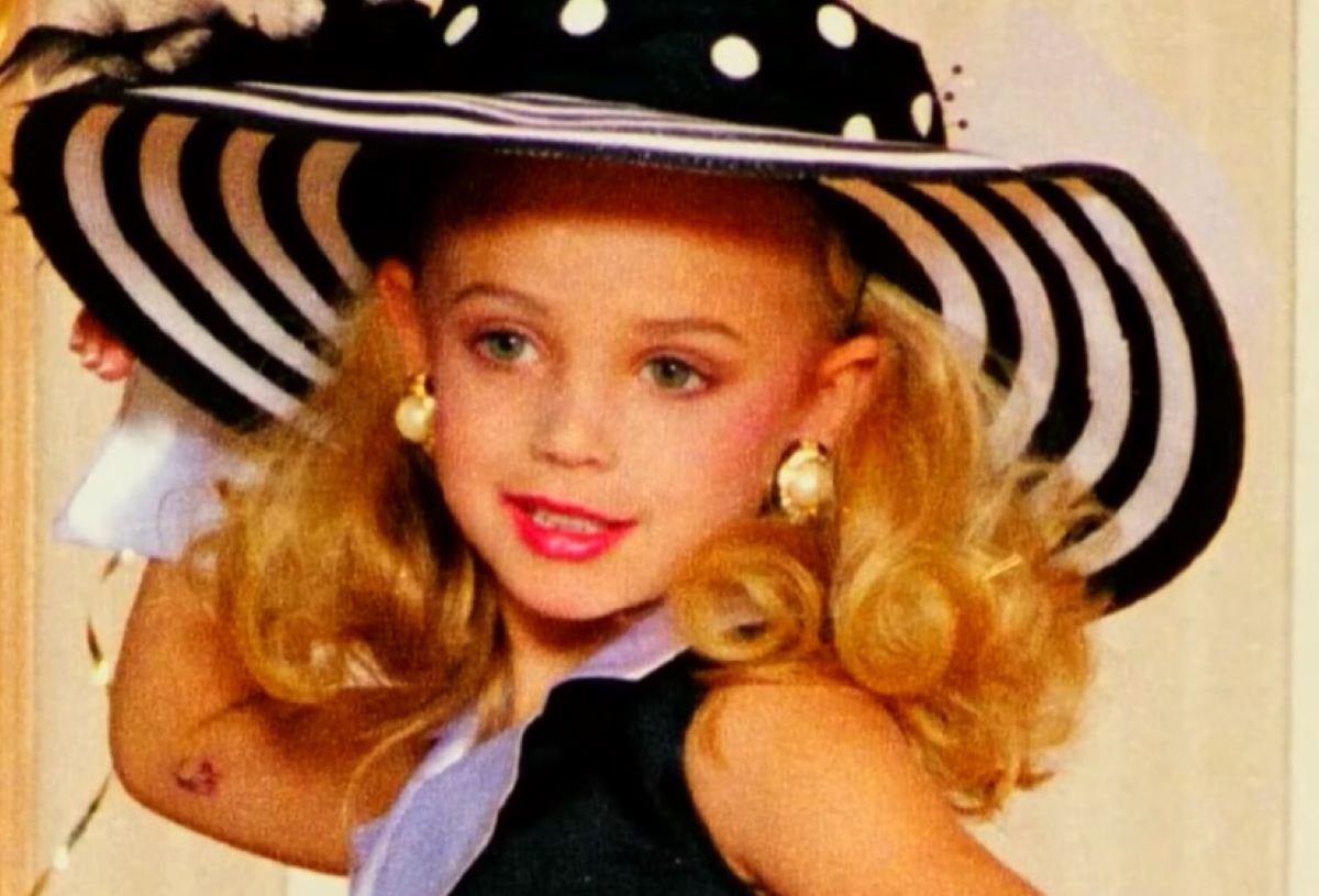 JonBenet Ramsey: Ελπίδες για την εξιχνίαση της φρικτής δολοφονίας της 6χρονης «βασίλισσας της ομορφιάς» 28 χρόνια μετά