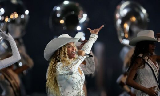 Η Beyonce έλαβε 20 εκατ. δολάρια για 13 λεπτά πάνω στη σκηνή του NFL και δίχασε το κοινό