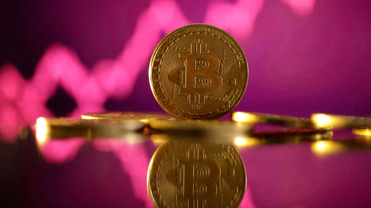 Συνεχίζεται η πτώση του Bitcoin – Έπεσε κάτω από τις 93.000 δολάρια