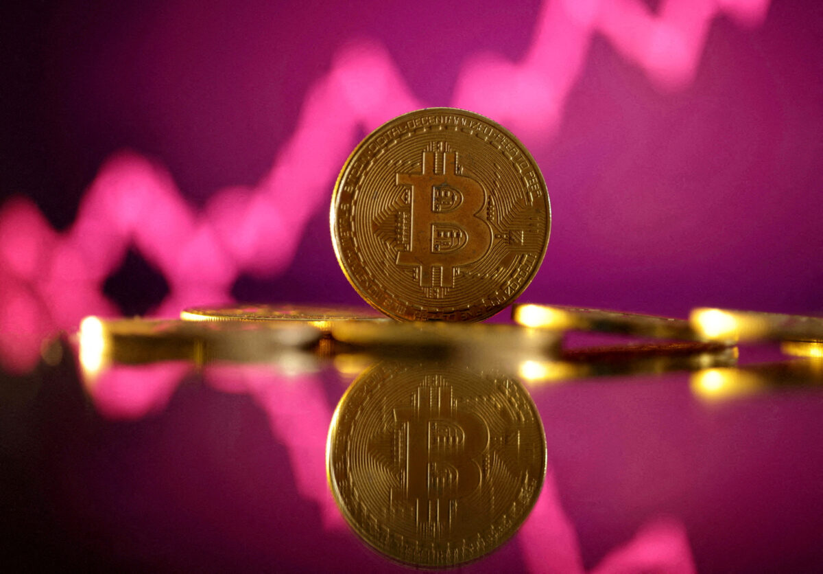 Συνεχίζεται η πτώση του Bitcoin – Έπεσε κάτω από τις 93.000 δολάρια