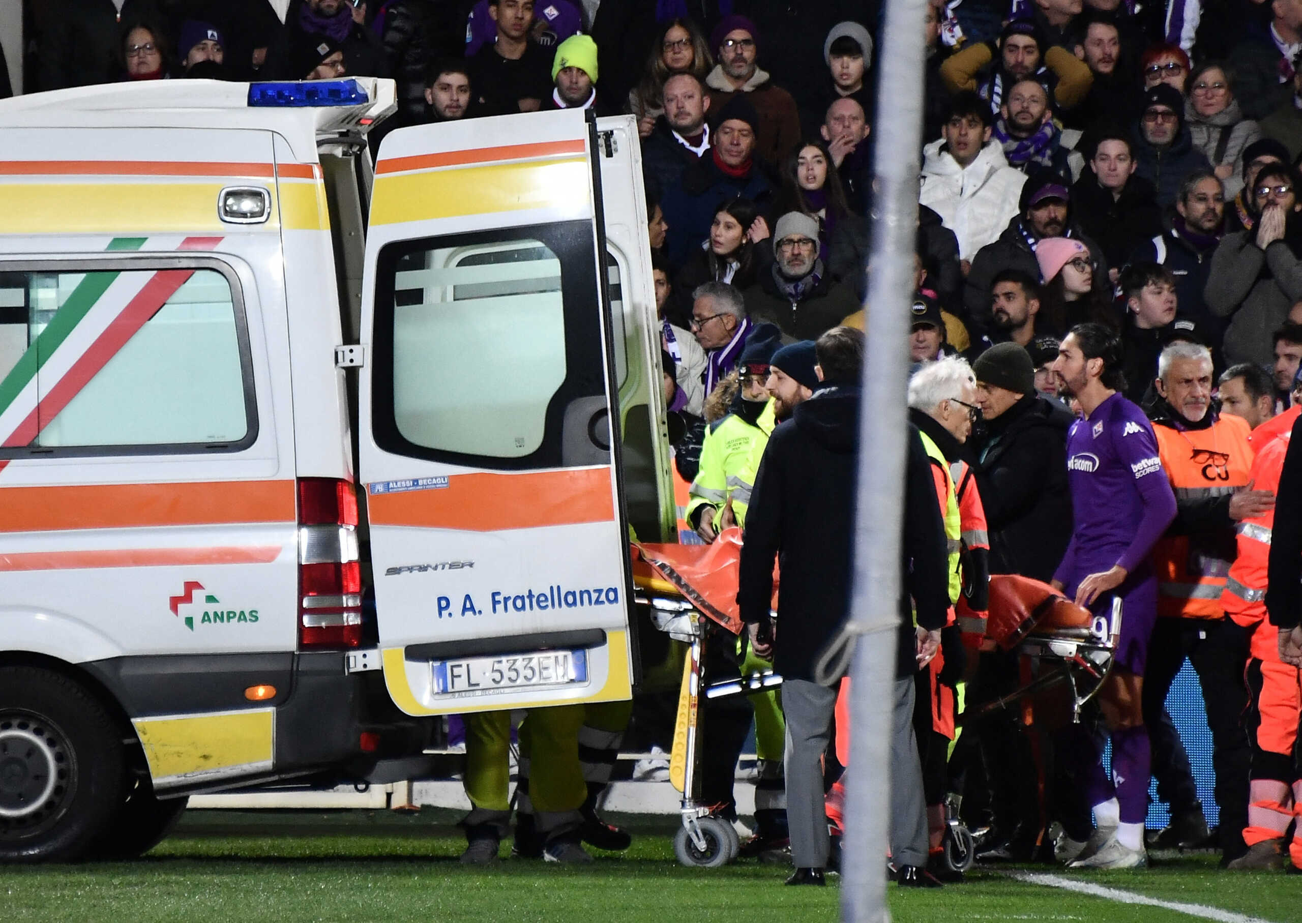 Soccer Football - Serie A - Fiorentina v Inter Milan - Stadio Artemio Franchi, Florence, Italy - December 1, 2024 Fiorentina's Edoardo Bove is put in an ambulance after collapsing as the game is suspended REUTERS