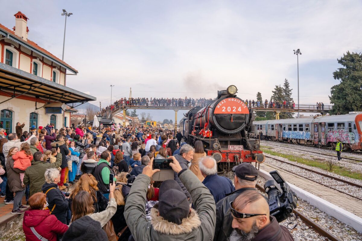 Ο Άγιος Βασίλης έφτασε με τρένο στη Δράμα για να μοιράσει δώρα στα παιδιά