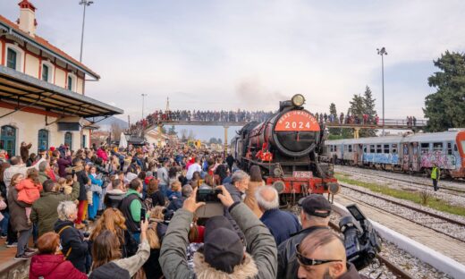 Ο Άγιος Βασίλης έφτασε με τρένο στη Δράμα για να μοιράσει δώρα στα παιδιά