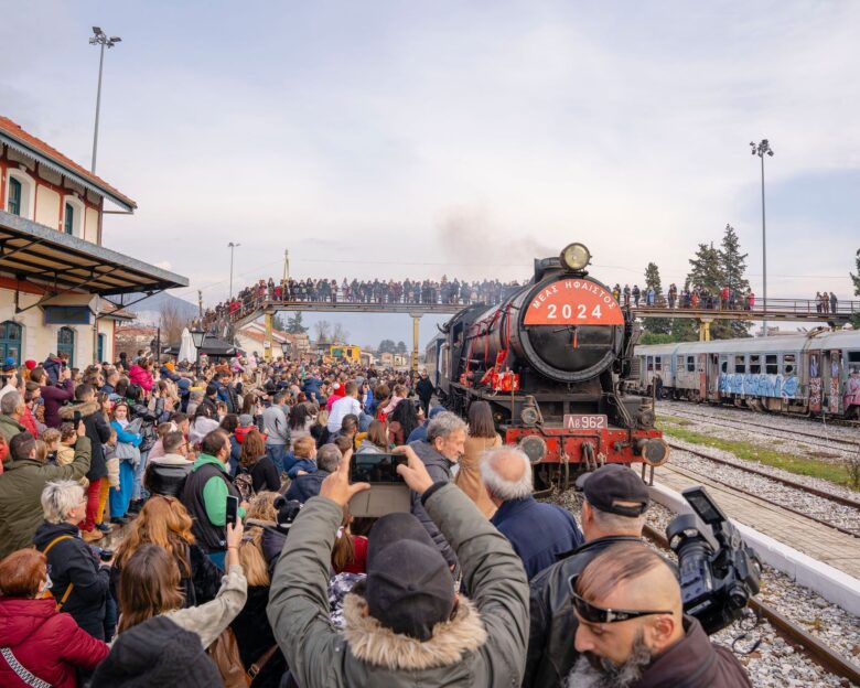 Ο Άγιος Βασίλης έφτασε με τρένο στη Δράμα για να μοιράσει δώρα στα παιδιά