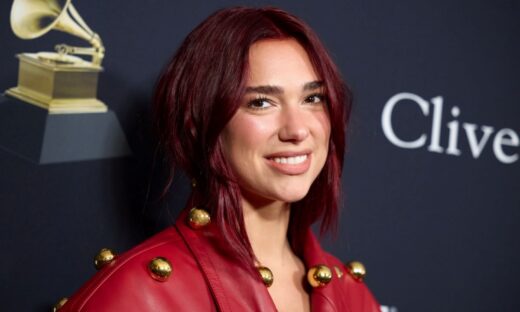 Η Dua Lipa αρραβωνιάστηκε τα  Χριστούγεννα – Η ρομαντική πρόταση και το διαμαντένιο δαχτυλίδι