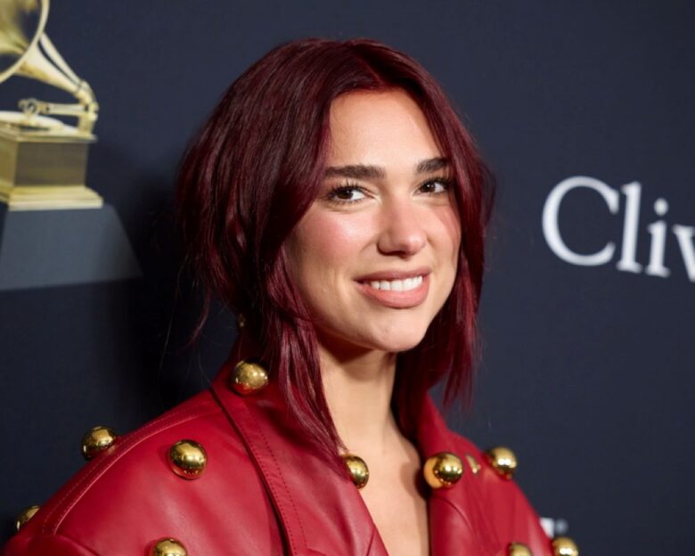 Η Dua Lipa αρραβωνιάστηκε τα  Χριστούγεννα – Η ρομαντική πρόταση και το διαμαντένιο δαχτυλίδι