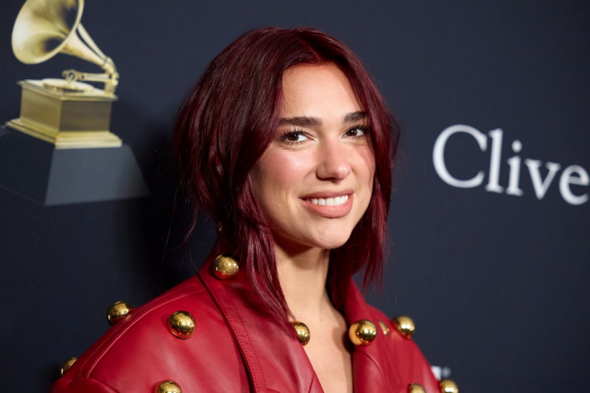 Η Dua Lipa αρραβωνιάστηκε τα  Χριστούγεννα – Η ρομαντική πρόταση και το διαμαντένιο δαχτυλίδι