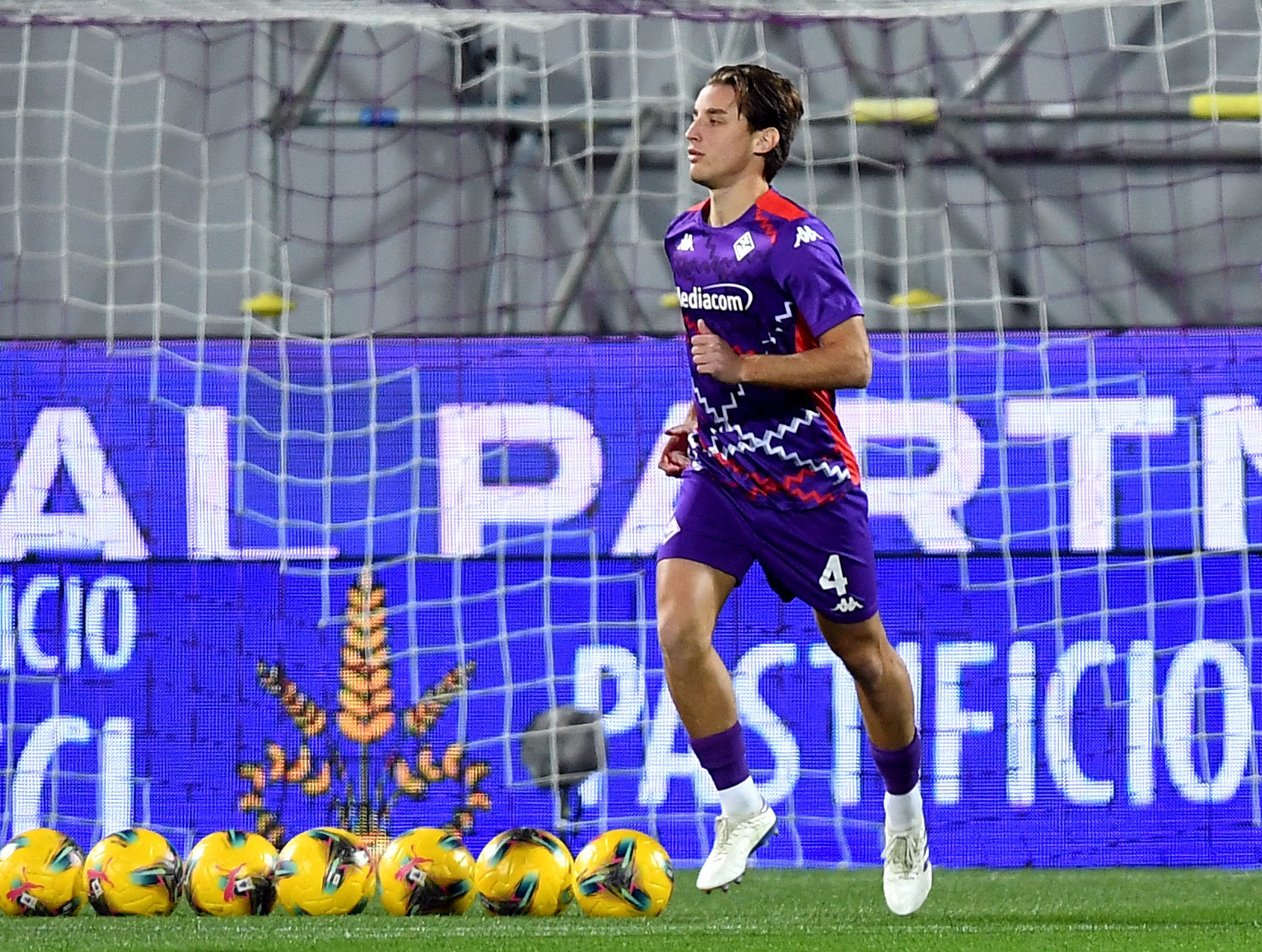 Soccer Football - Serie A - Fiorentina v Inter Milan - Stadio Artemio Franchi, Florence, Italy - December 1, 2024 Fiorentina's Edoardo Bove during the warm up before the match REUTERS