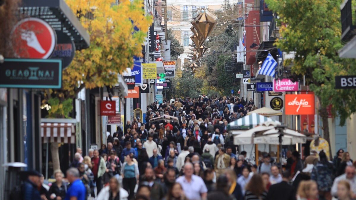 Το αδιαχώρητο στα καταστήματα της Αθήνας για τα τελευταία ψώνια