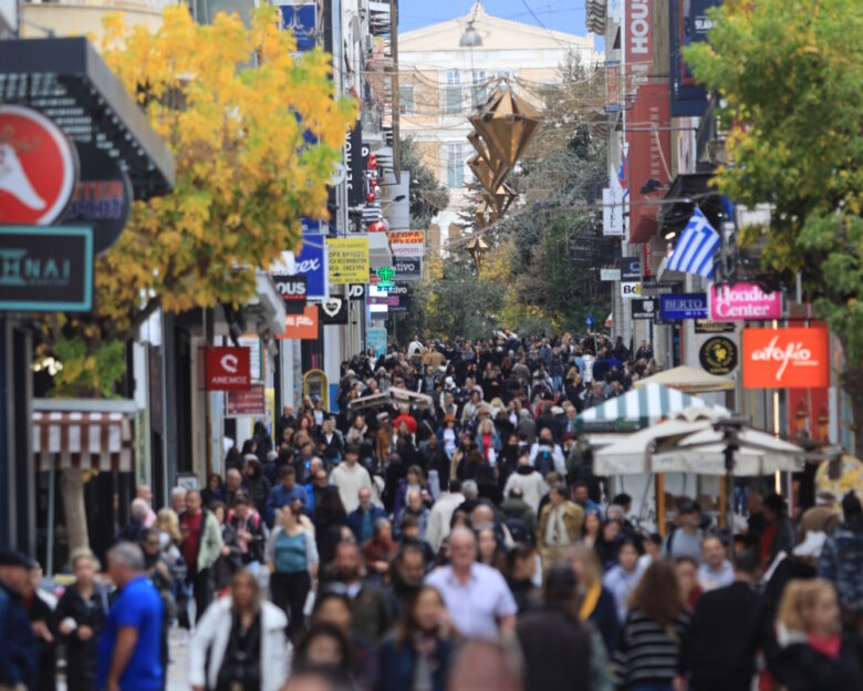 Το αδιαχώρητο στα καταστήματα της Αθηνάς για τα τελευταία ψώνια