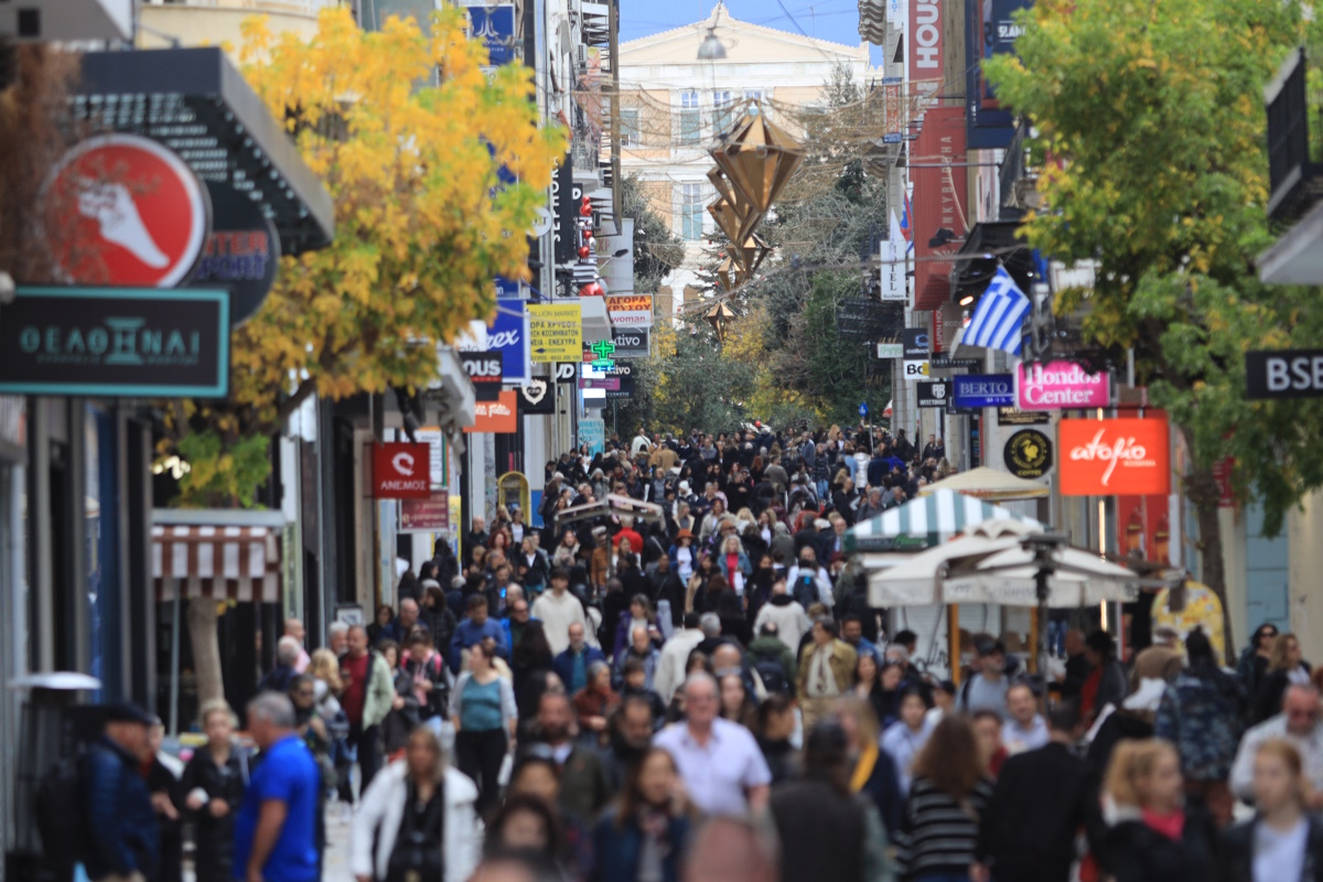 Το αδιαχώρητο στα καταστήματα της Αθηνάς για τα τελευταία ψώνια