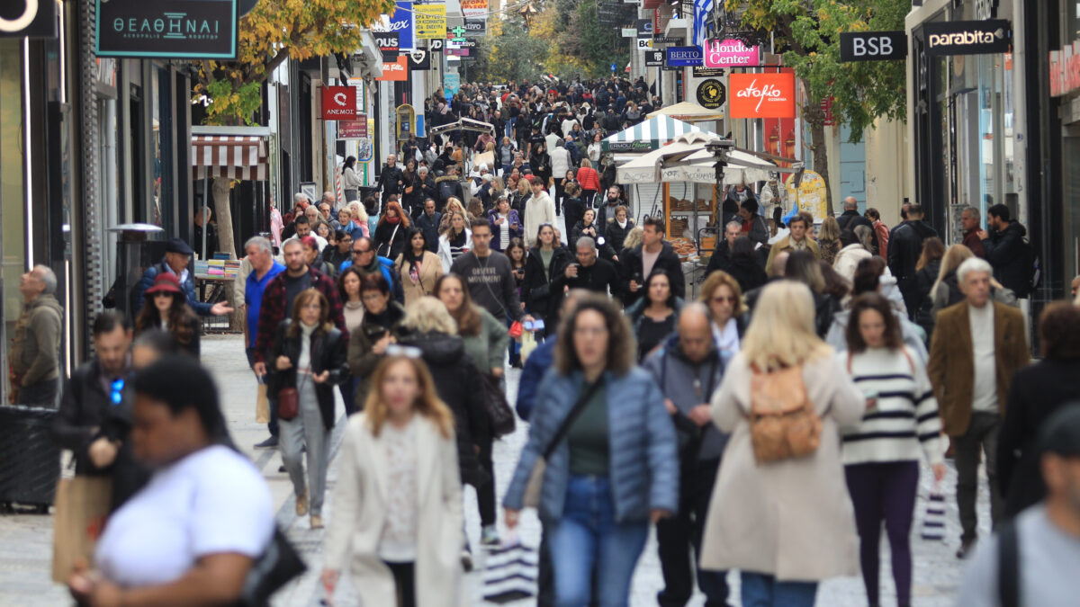 Πλημμύρισε από κόσμο το κέντρο της Αθήνας – Ανοιχτά ως τις έξι το απόγευμα τα καταστήματα