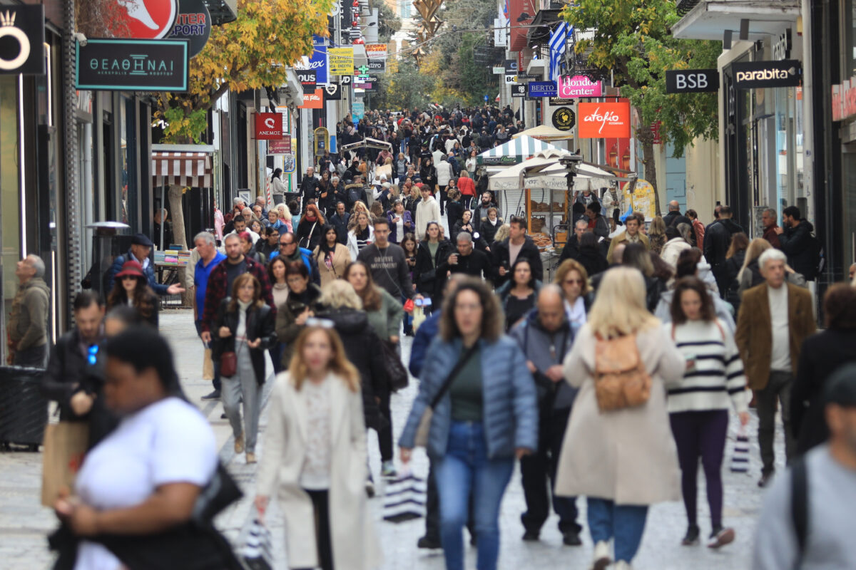 Πλημμύρισε από κόσμο το κέντρο της Αθήνας – Ανοιχτά ως τις έξι το απόγευμα τα καταστήματα