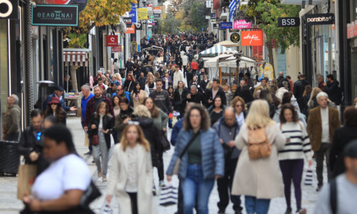 Πλημμύρισε από κόσμο το κέντρο της Αθήνας – Ανοιχτά ως τις έξι το απόγευμα τα καταστήματα