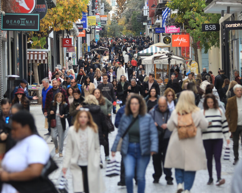 Πλημμύρισε από κόσμο το κέντρο της Αθήνας – Ανοιχτά ως τις έξι το απόγευμα τα καταστήματα