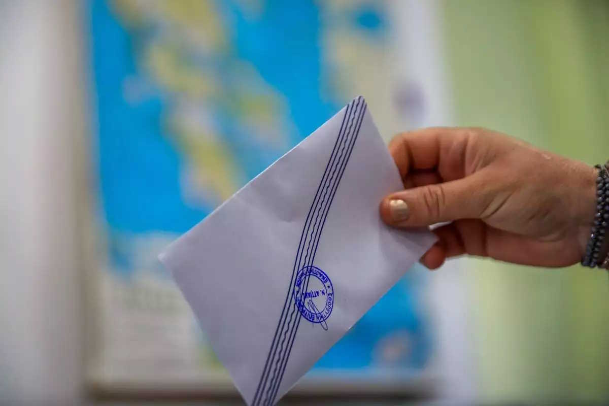 Δημοσκοπήσεις Prorata και Realpolls: Σταθερά διψήφιο το προβάδισμα της ΝΔ από το ΠΑΣΟΚ – Δεκακομματική Βουλή