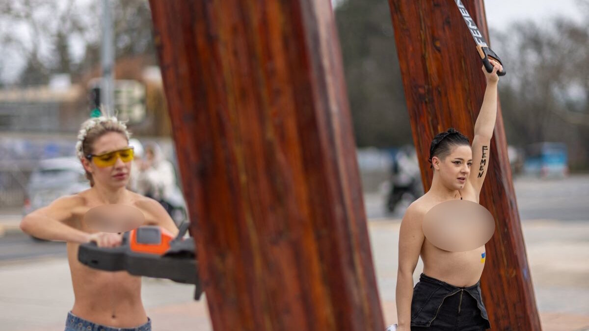 Γυμνόστηθες Femen κατέστρεψαν μνημείο έξω από το κτίριο του ΟΗΕ στη Γενεύη φωνάζοντας «Γ@@ τη Ρωσία»