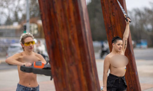 Γυμνόστηθες Femen κατέστρεψαν μνημείο έξω από το κτίριο του ΟΗΕ στη Γενεύη φωνάζοντας «Γ@@ τη Ρωσία»