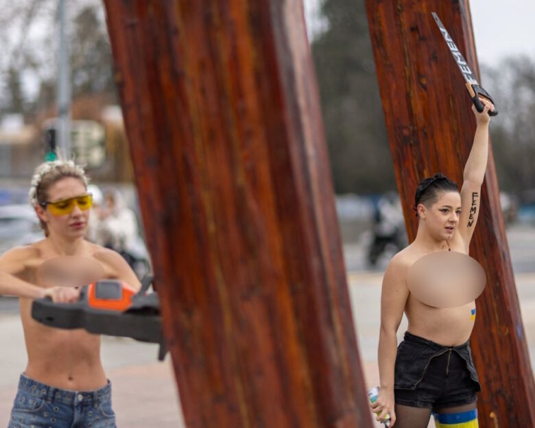 Γυμνόστηθες Femen κατέστρεψαν μνημείο έξω από το κτίριο του ΟΗΕ στη Γενεύη φωνάζοντας «Γ… τη Ρωσία»