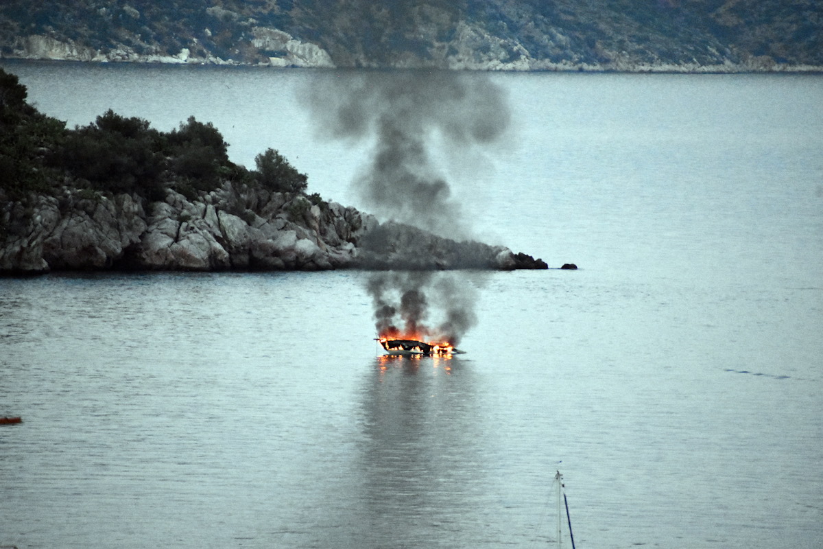 Φωτιά σε σκάφος στο Πέραμα – Δεν υπήρξε τραυματισμός