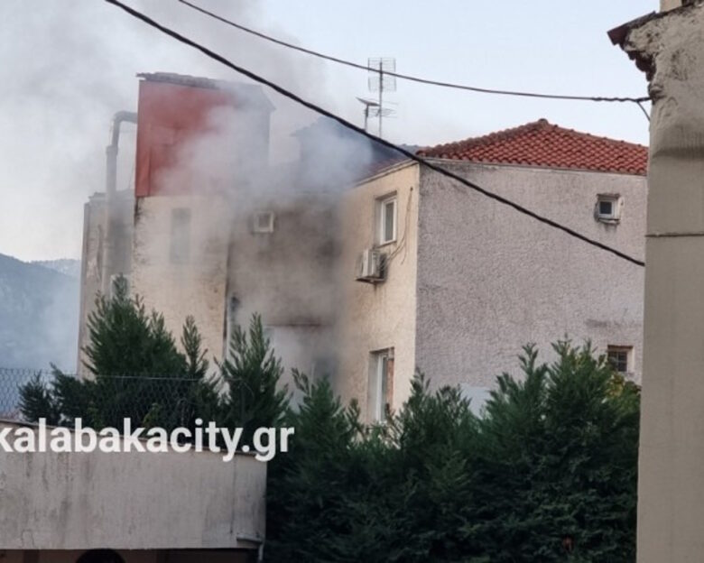 Καλαμπάκα: Μεγάλη φωτιά σε ξενοδοχείο – Εκκενώνεται το κτίριο