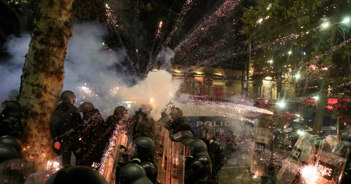 Ψηφίστηκε ομόφωνα νόμος που απαγορεύει τις μάσκες και τα πυροτεχνήματα στις διαδηλώσεις