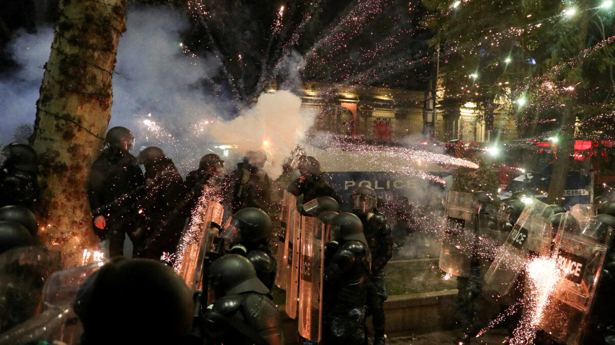 Γεωργία: Ψηφίστηκε ομόφωνα νόμος που απαγορεύει τις μάσκες και τα πυροτεχνήματα στις διαδηλώσεις