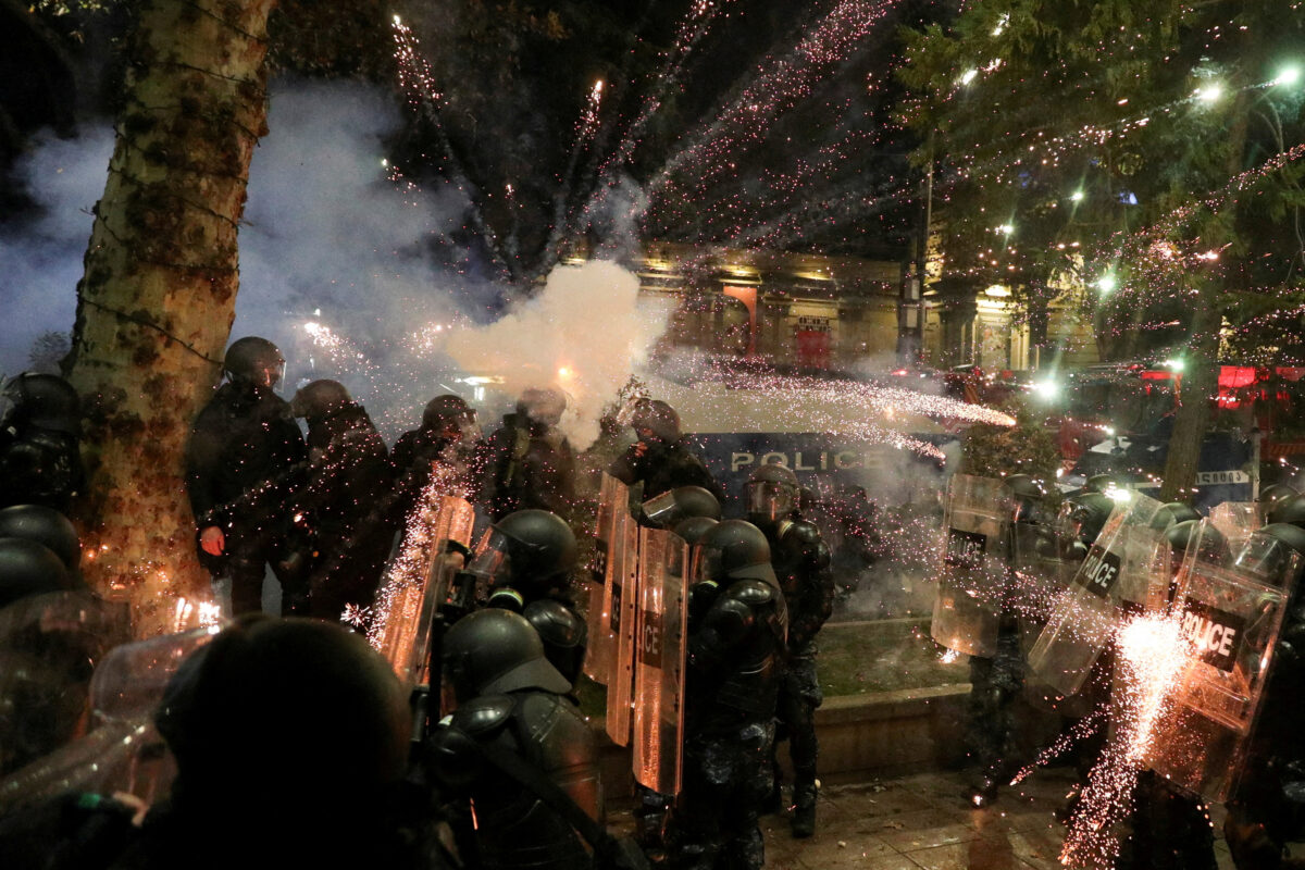 Γεωργία: Ψηφίστηκε ομόφωνα νόμος που απαγορεύει τις μάσκες και τα πυροτεχνήματα στις διαδηλώσεις