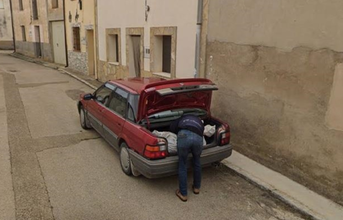 Ισπανία: Το Google street view «έπιασε» άνδρα να μεταφέρει πτώμα στο πορτ μπαγκάζ