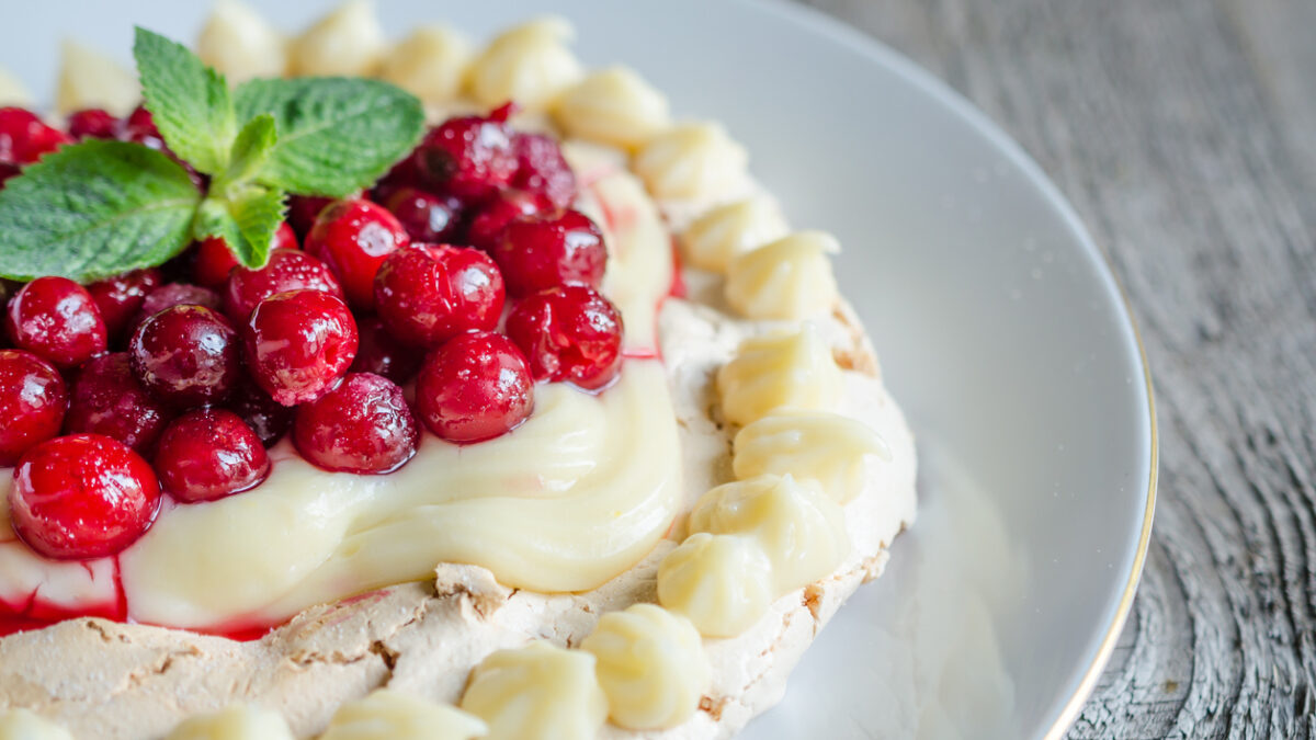 Τούρτα πάβλοβα με γεύση gingerbread και επικάλυψη σάλτσα κράνμπερις