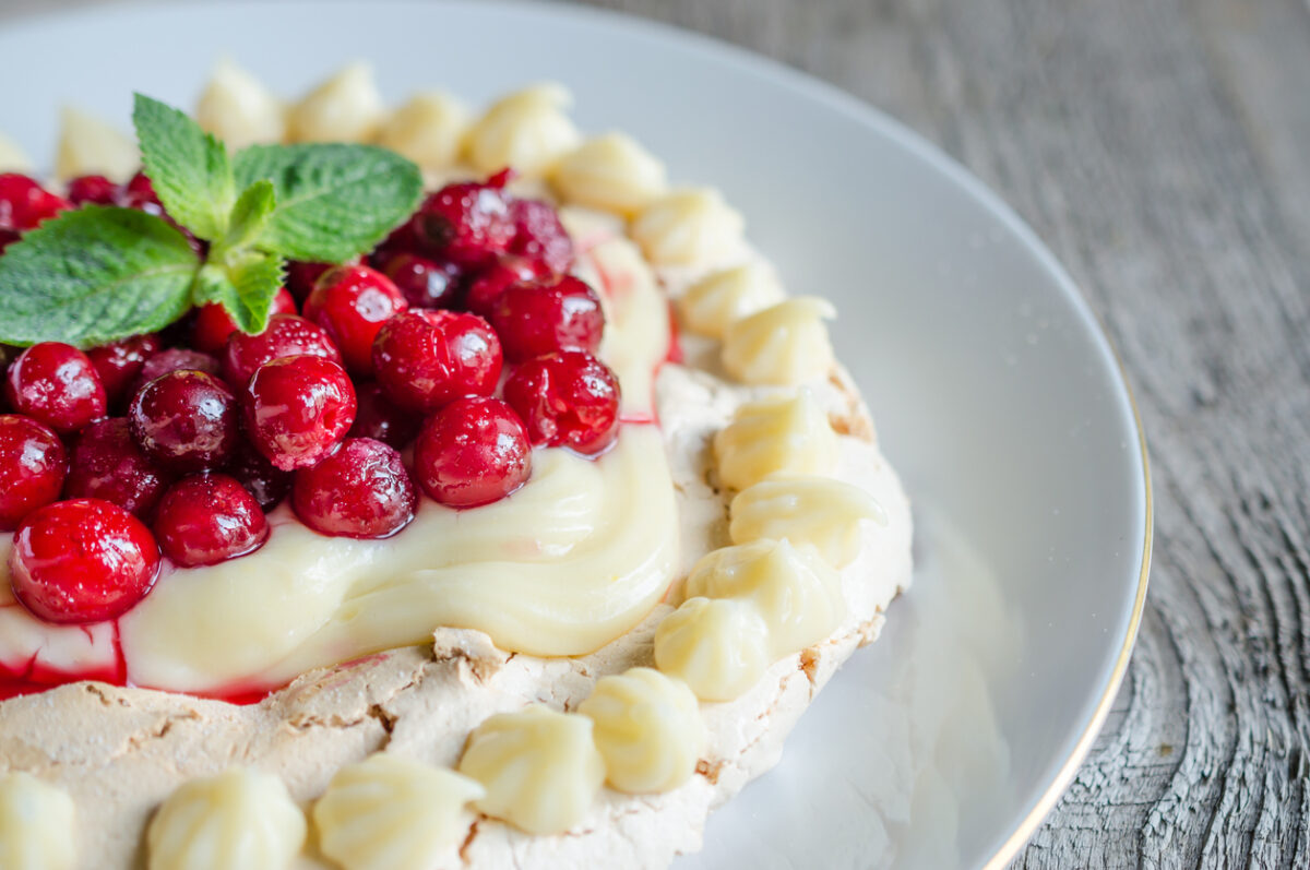 Τούρτα πάβλοβα με γεύση gingerbread και επικάλυψη σάλτσα κράνμπερις