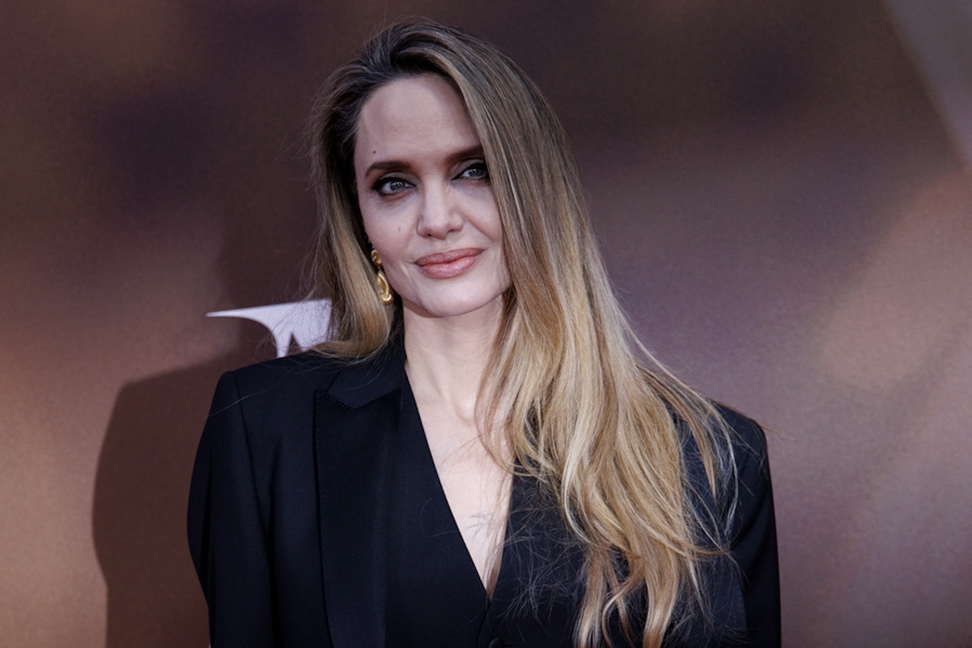 epa11667162 US actor Angelina Jolie poses on the red carpet as she arrives for the premiere of the film 'Maria' at the BFI London Film Festival, in London, Britain, 18 October 2024. The 68th edition of the annual film festival runs from 09 to 20 October 2024.  EPA