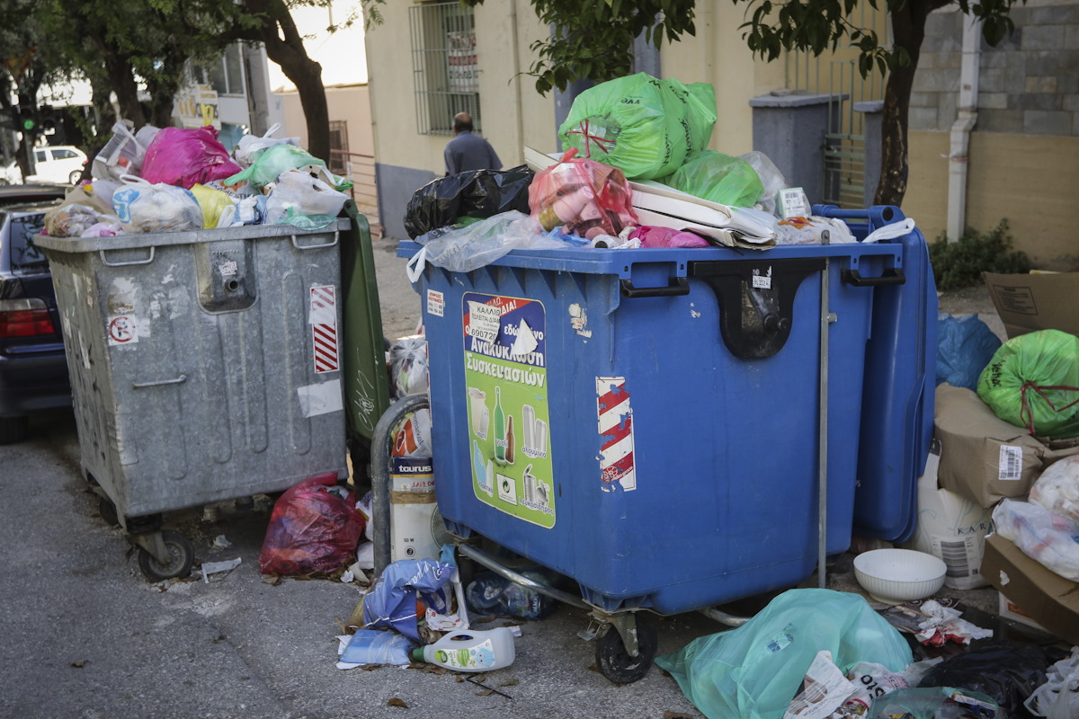 Νέα Σμύρνη: Μεθυσμένος βρέθηκε μέσα σε κάδο σκουπιδιών – Τον εντόπισαν υπάλληλοι καθαριότητας