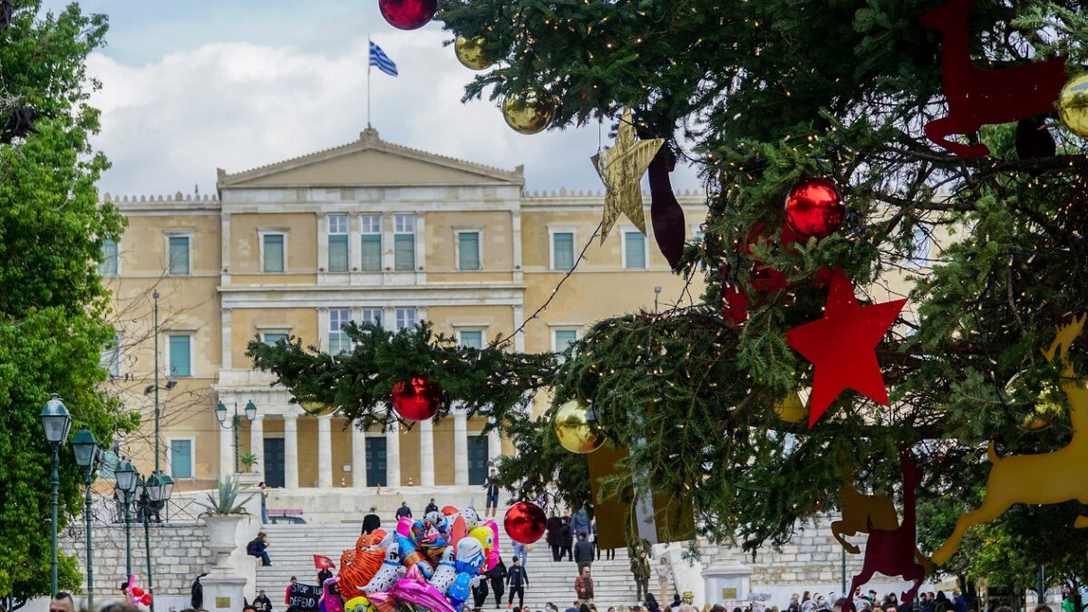 Καιρός: Ηλιόλουστη η πρώτη μέρα του χρόνου – Πότε θα έχουμε νέες «χιονοεκπλήξεις»