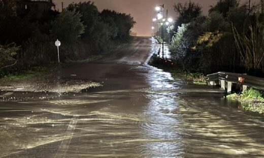 Καιρός: Ήχησε το 112 στο Αγρίνιο – Ξεχείλισαν ρέματα και εγκλωβίστηκε οδηγός