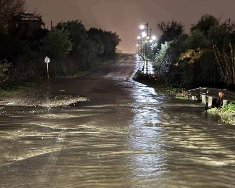 Καιρός: Ήχησε το 112 στο Αγρίνιο – Ξεχείλισαν ρέματα και εγκλωβίστηκε οδηγός