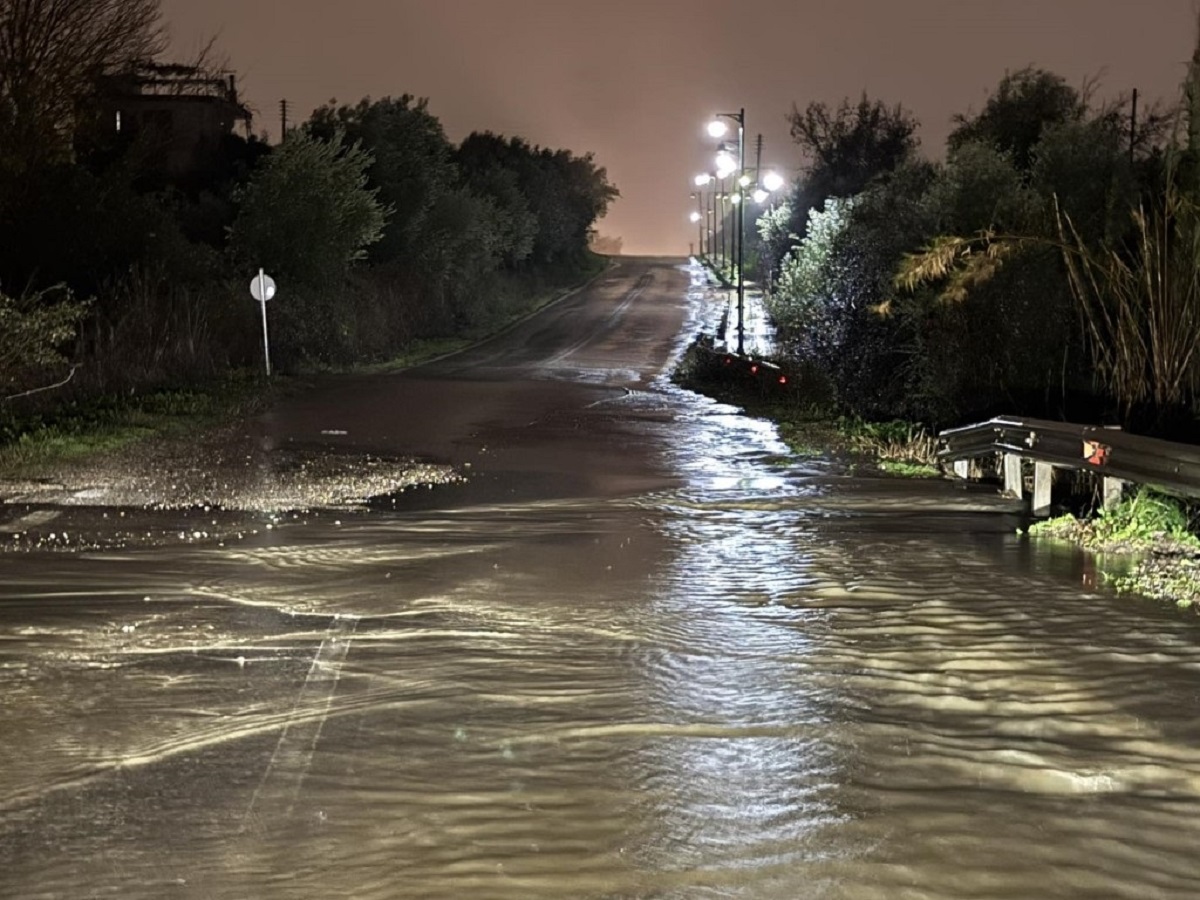 Καιρός: Ξεχείλισαν ρέματα και ήχησε το 112 στο Αγρίνιο λόγω της κακοκαιρίας – Οι περιοχές με καταιγίδες την Κυριακή