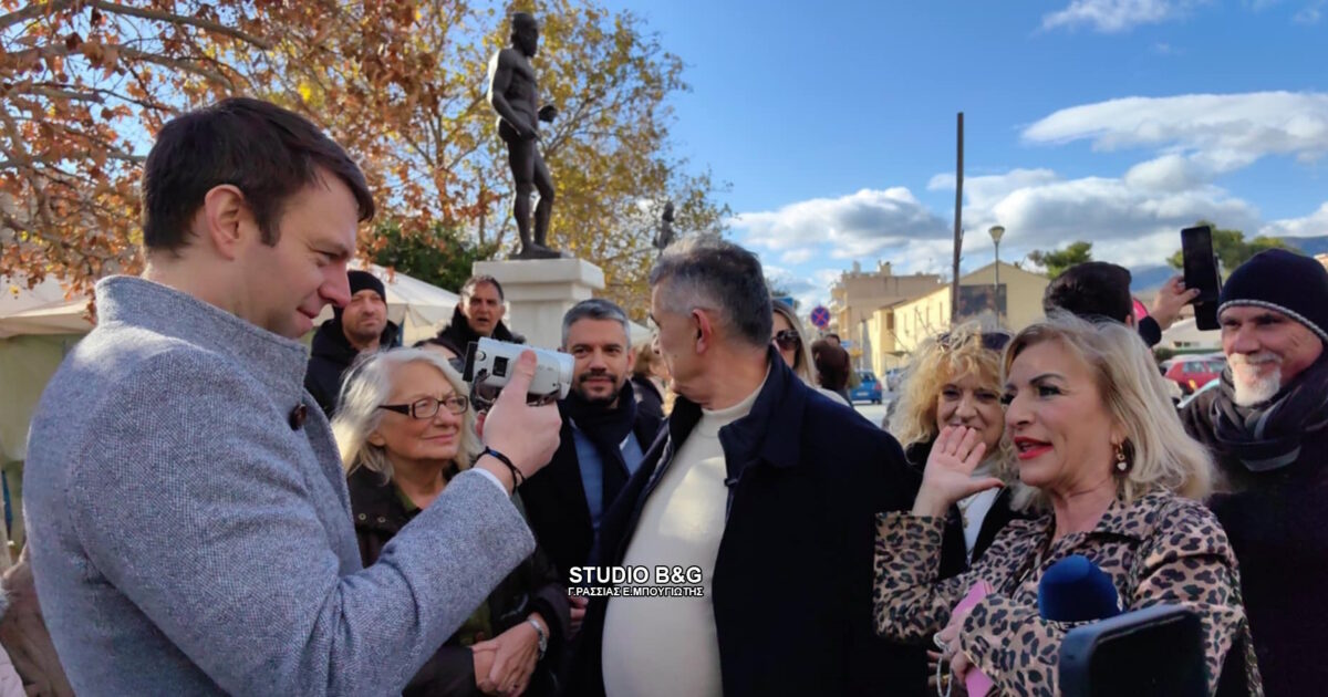 Ο Στέφανος Κασσελάκης πήρε συνέντευξη από δημοσιογράφο στο Άργος