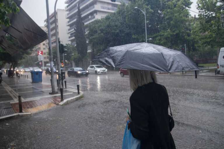 Η κακοκαιρία Bora σφυροκοπά τη χώρα: Ισχυρές καταιγίδες και θυελλώδεις άνεμοι – Επικαιροποιήθηκε το έκτακτο δελτίο