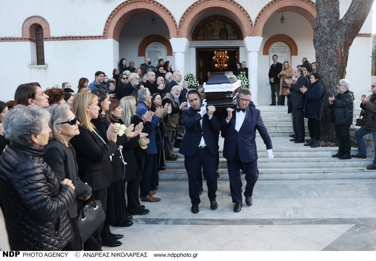 Τελευταίο αντίο στον Κώστα Γεωργουσόπουλο: Πλήθος κόσμου αποχαιρετά τον κριτικό θεάτρου και συγγραφέα