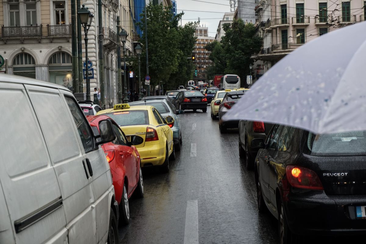 Κίνηση στους δρόμους: «Ασφυξία» σε Κηφισό, Μεσογείων και Κηφισίας λόγω της καταιγίδας