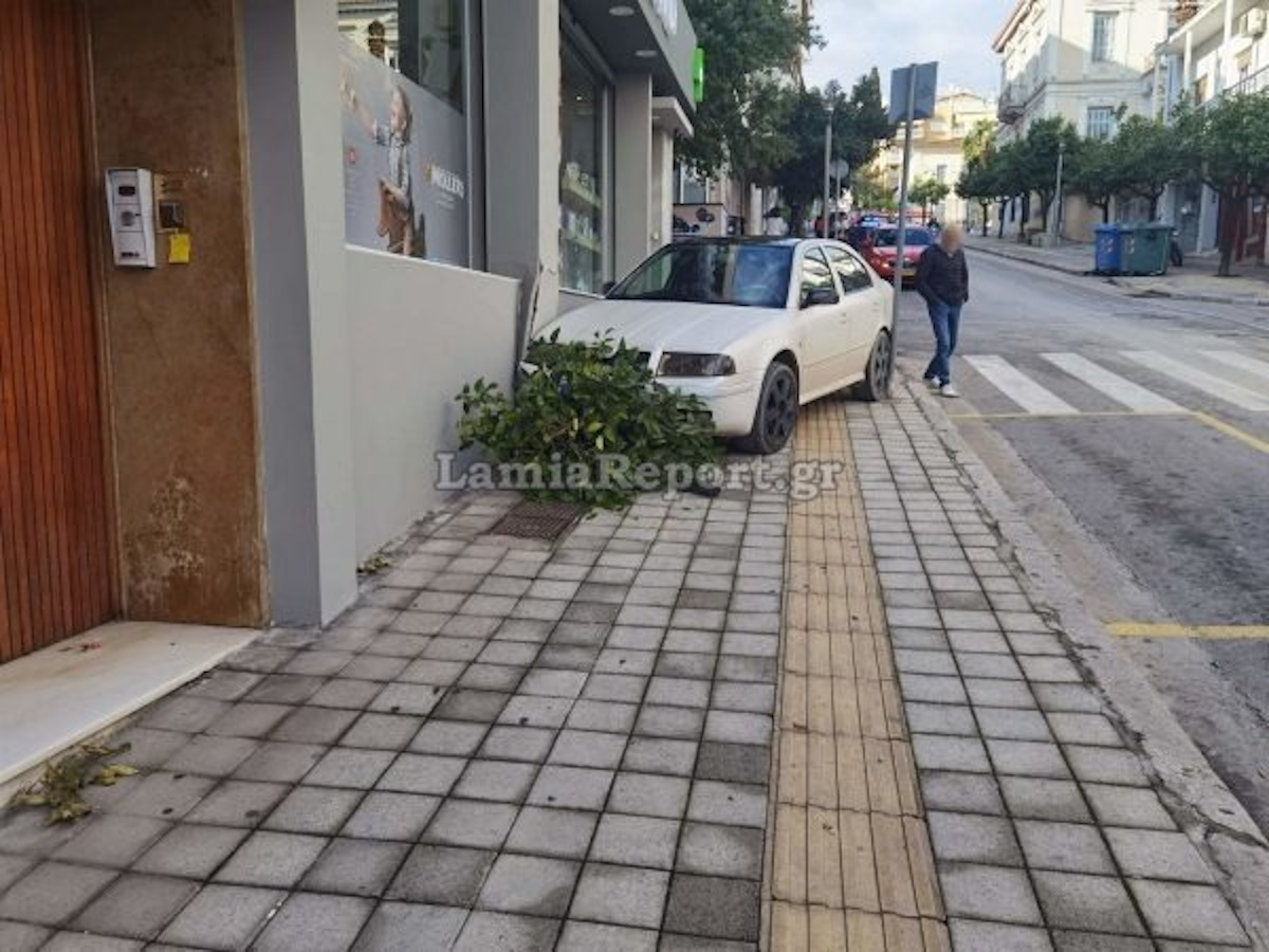 Λαμία: Λύθηκε το χειρόφρενο αυτοκινήτου, χτύπησε ταξί και κατέληξε στην είσοδο φαρμακείου