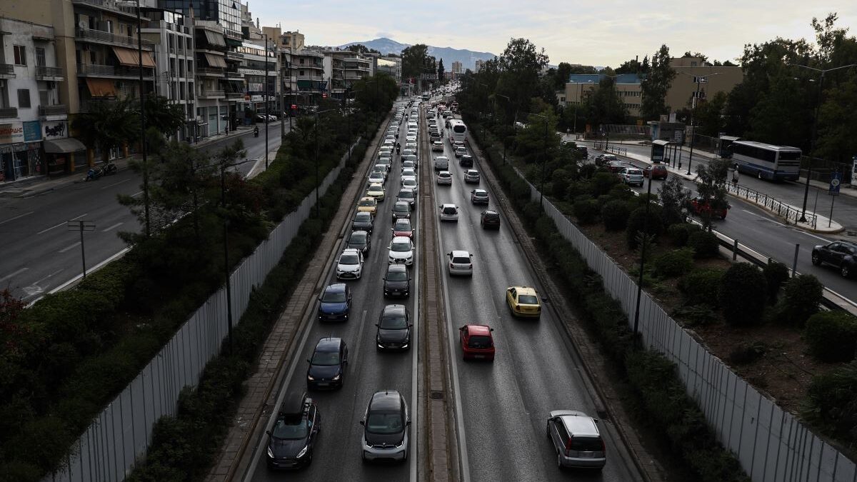 Αγία Παρασκευή: Τροχαίο με 3 αυτοκίνητα στη Λεωφόρο Μεσογείων