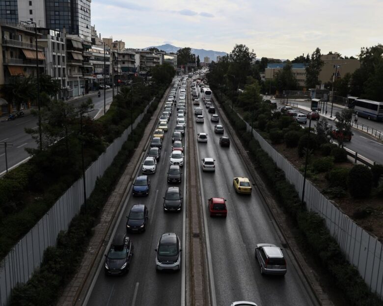 Αγία Παρασκευή: Τροχαίο με 3 αυτοκίνητα στη Λεωφόρο Μεσογείων