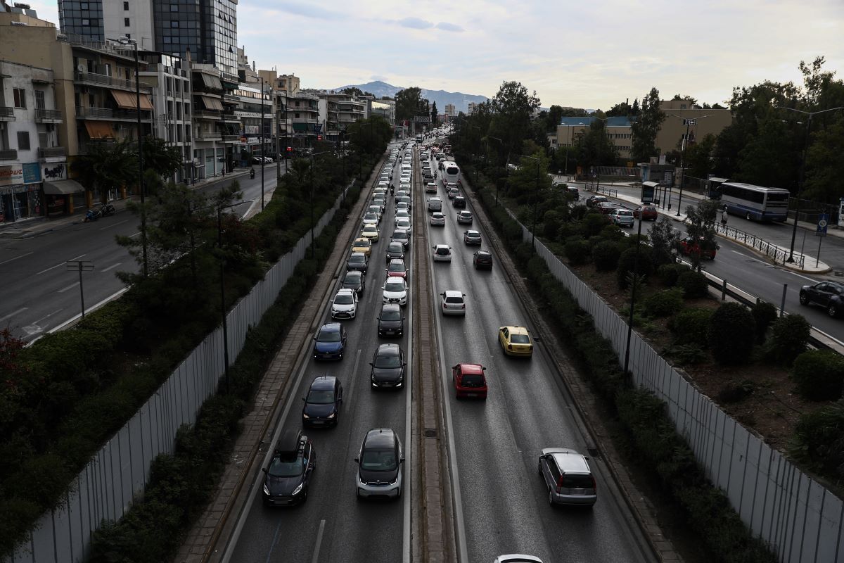 Αγία Παρασκευή: Τροχαίο με 3 αυτοκίνητα στη Λεωφόρο Μεσογείων