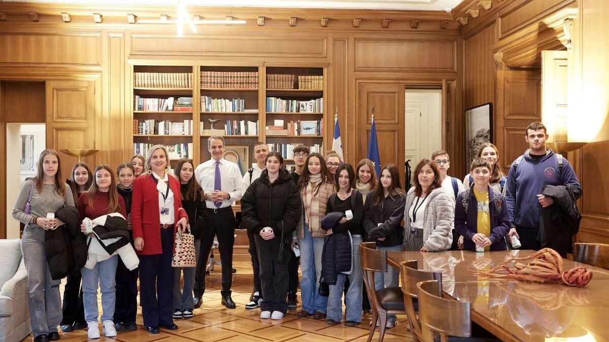 Τηλεδιάσκεψη Μητσοτάκη με μαθητές από τον Βόλο: Μην είστε μονίμως «κολλημένοι» σε μία εφαρμογή κινητού